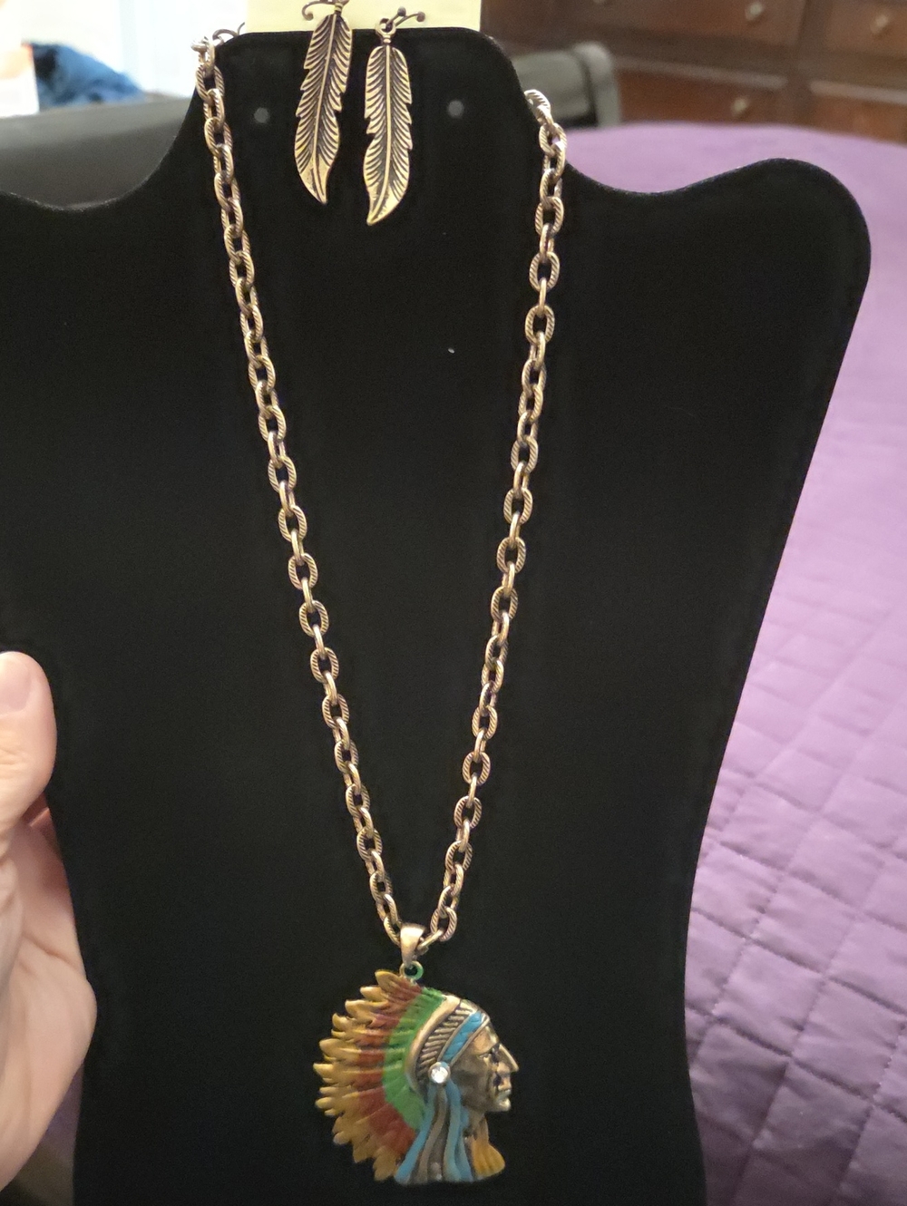 Vintage-Inspired Gold Tone Native Headdress Pendant Necklace - Multicolor